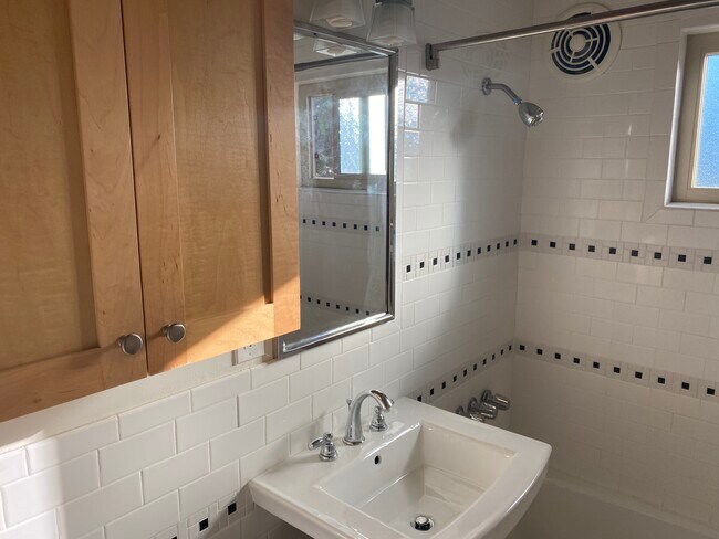 Building Photo - 3133 Kemper St