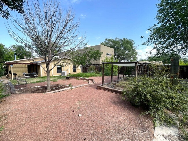 Building Photo - Nob Hill! 2bd/1ba/1CG Gorgeous!