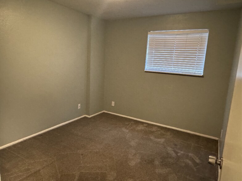 Building Photo - 5561 S Willow Ln