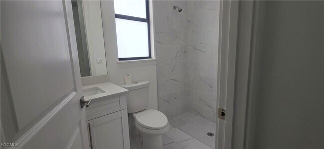 Building Photo - 925 Chenault St