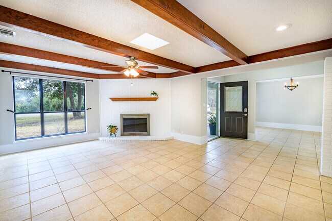 Building Photo - 1688 Vine Ave