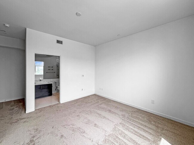 Building Photo - Modern 2BD/2BA Condo in North Park W/ High...