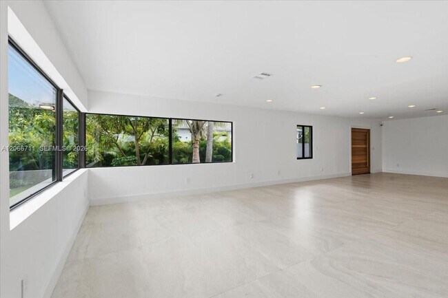 Building Photo - 1215 NE 110th St