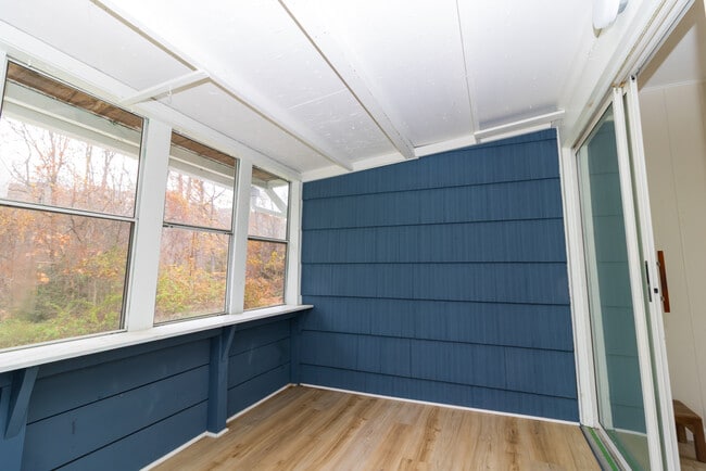 Building Photo - 149 Lakeside Blvd E