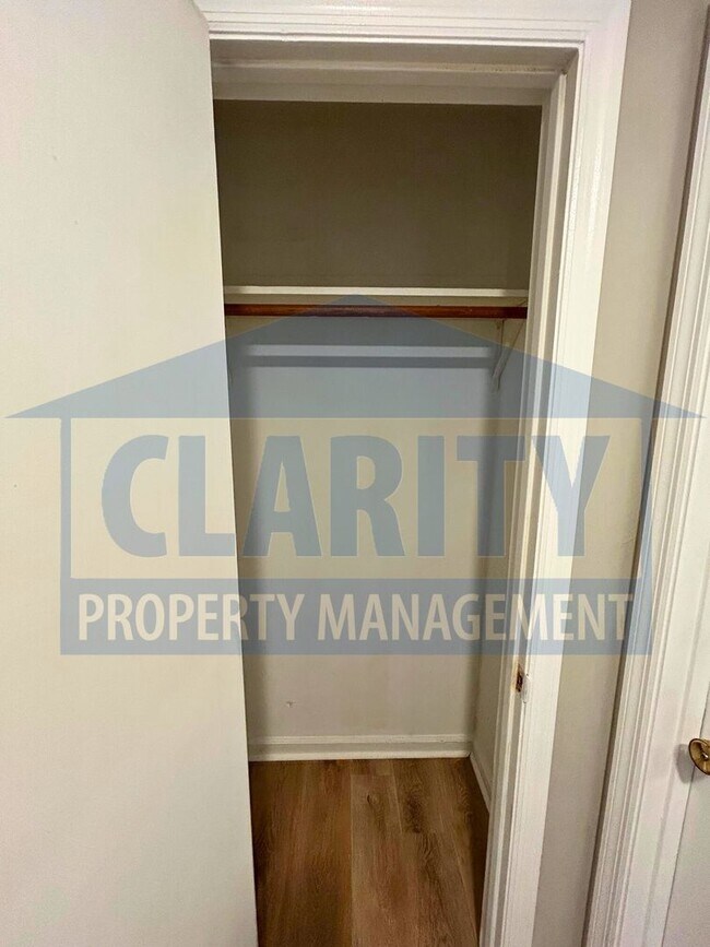 Building Photo - Updated 2 Bedroom, 1 Bath Duplex