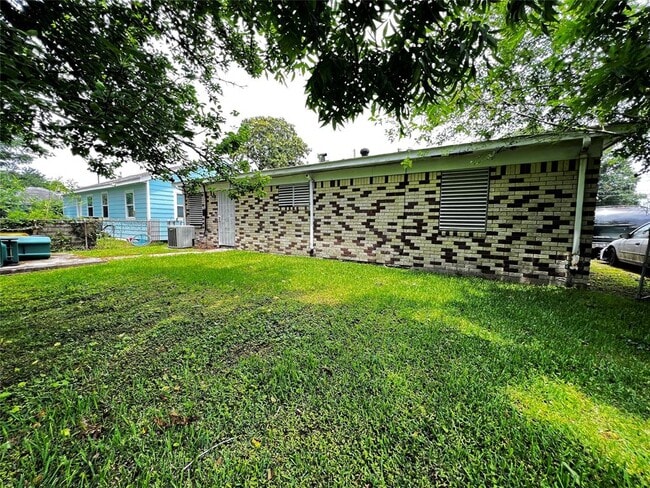 Building Photo - 1823 Rosalee St