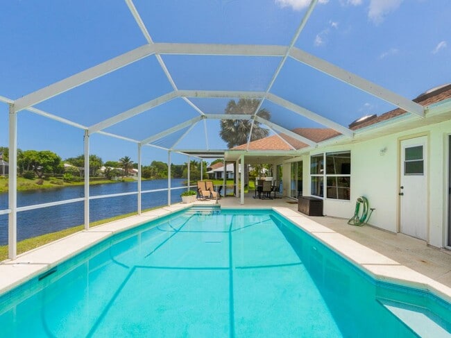 Building Photo - 1123 SW Oak Hollow Ct