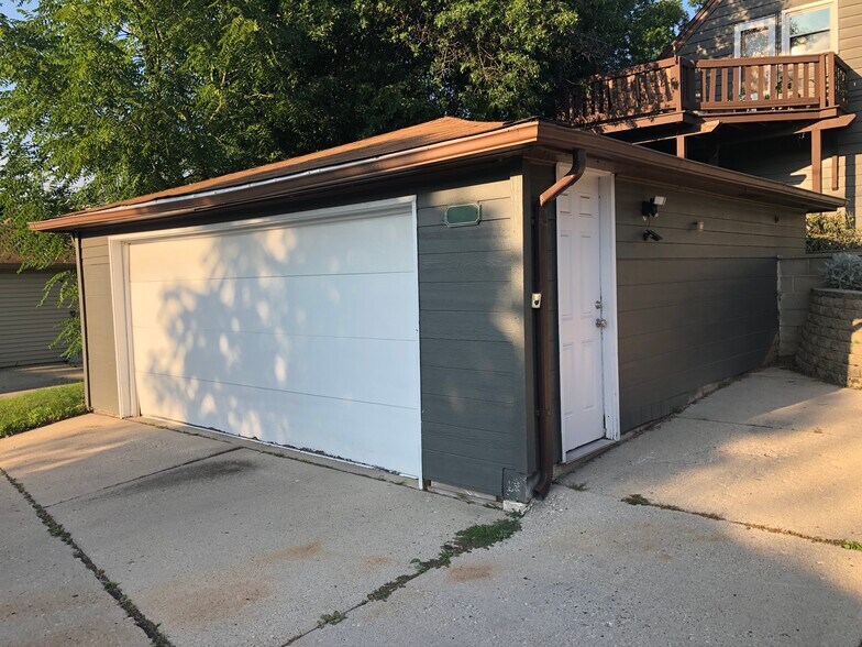 Garage Parking - 3541 S Chase Ave