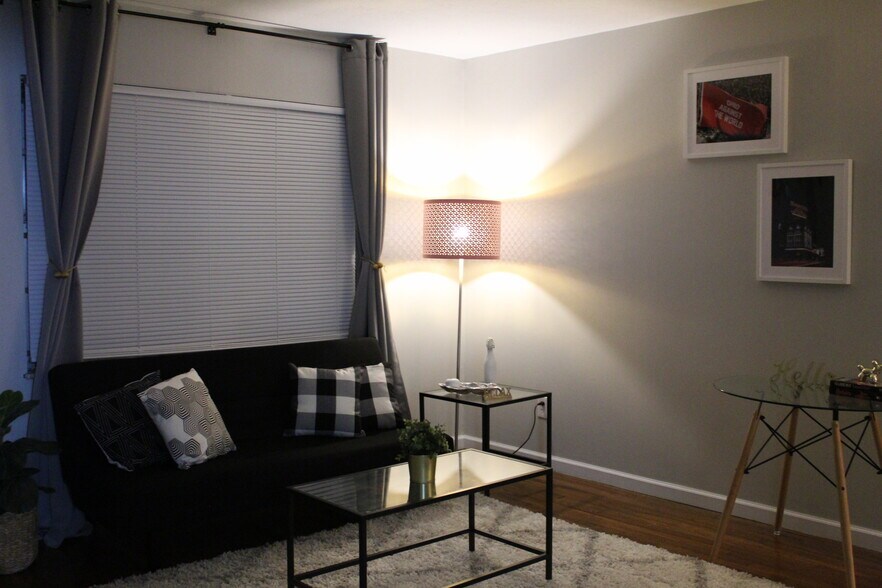 Building Photo - 891 S Weyant Ave