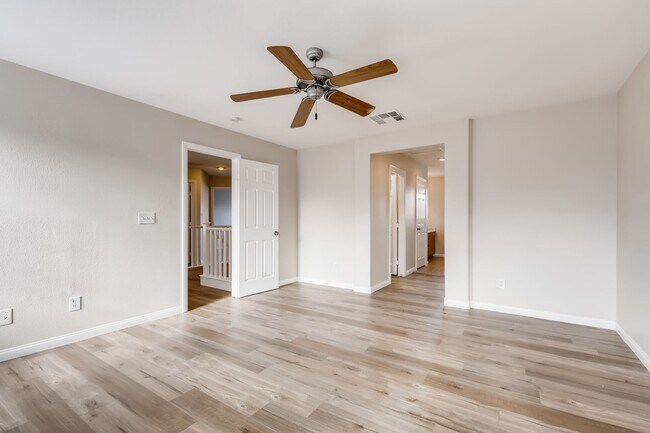 Building Photo - Beautiful 3 bedroom, 2.5 bath 2 story home!