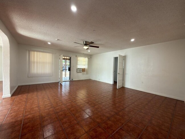Building Photo - 986 Merritt Dr