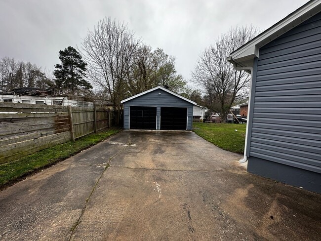 Building Photo - Darling Renovated 3 Bedroom Ranch in Conve...
