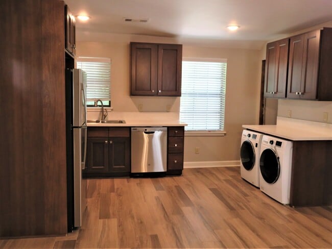 Building Photo - 509 E 7th St