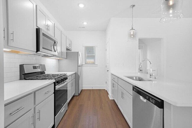 Building Photo - Spacious Home with Fenced Backyard!