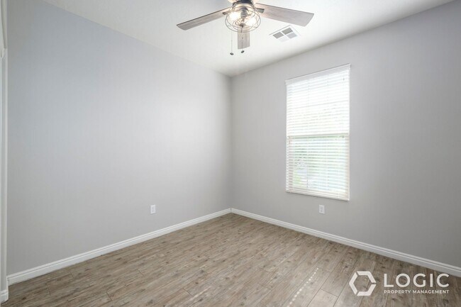 Building Photo - 2445 E White Horse Dr