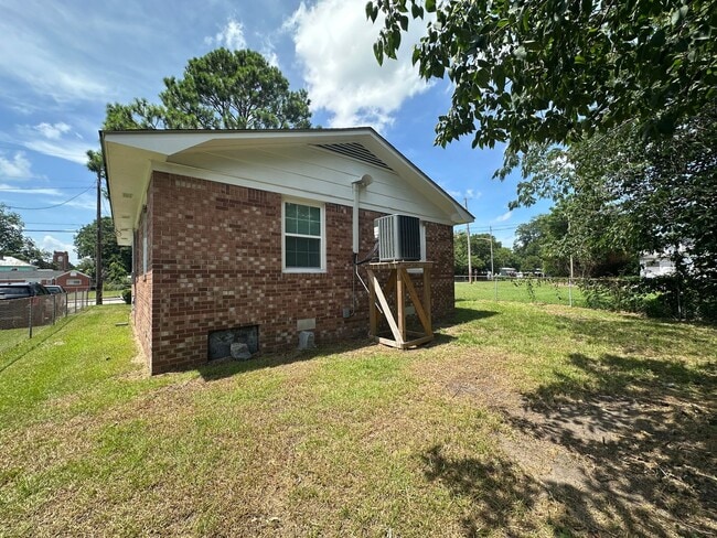 Building Photo - Renovated 3 Bed 1 Bath House