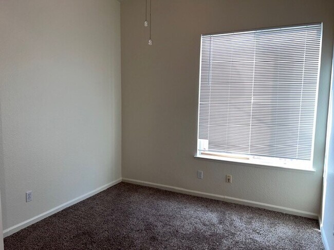 Building Photo - Single Story 3 Bedroom 2 Bathroom Home in ...