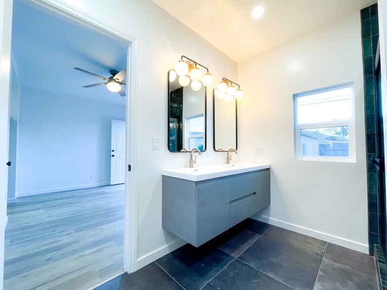 Master Bathroom - 162 Comstock Dr