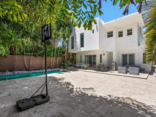 Building Photo - 3917 S Le Jeune Rd