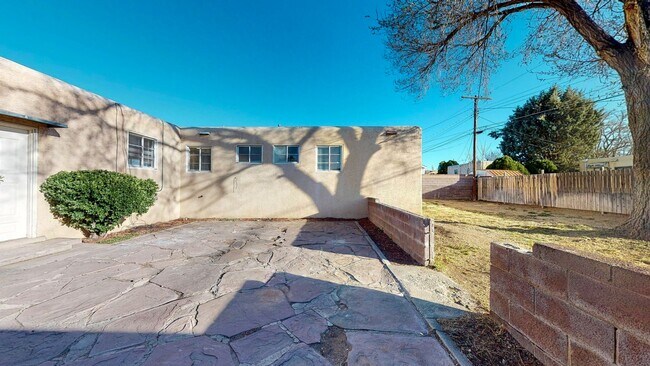 Building Photo - UPTOWN 3 Bedroom +Office  2 Bath with Garage