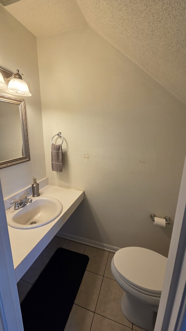 Building Photo - 2337 Champion Ct