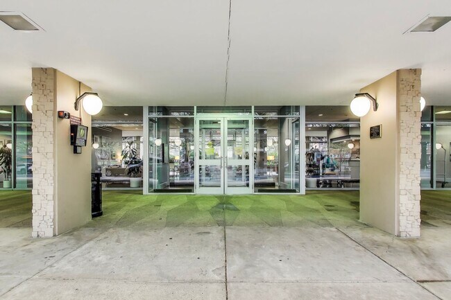 Building Photo - Well appointed Studio in PRIME location /All Utilities included