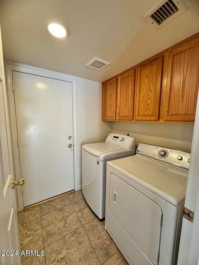 Building Photo - 1873 W Falcon Dr