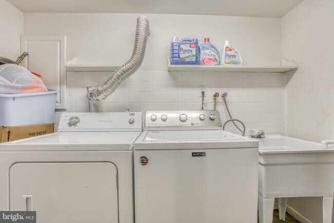 Washer & Dryer - 9909 Maidbrook Rd