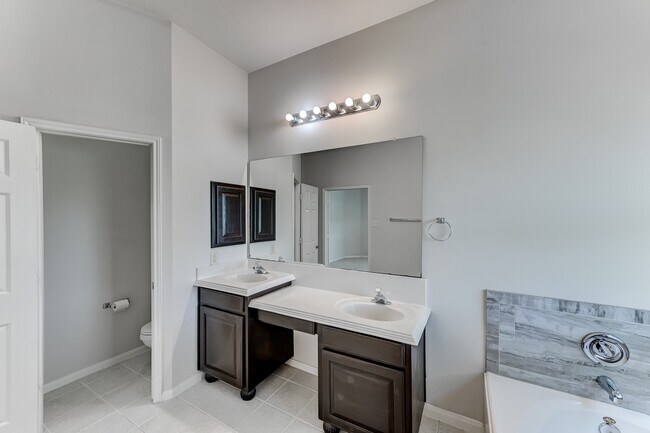 Building Photo - 10103 Cottonwood Canyon Dr