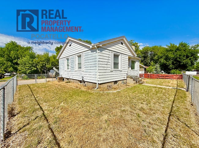 Building Photo - 2 bedroom 2 bath home - dettached garage n...
