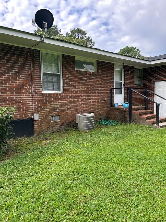 Building Photo - 227b Lester St