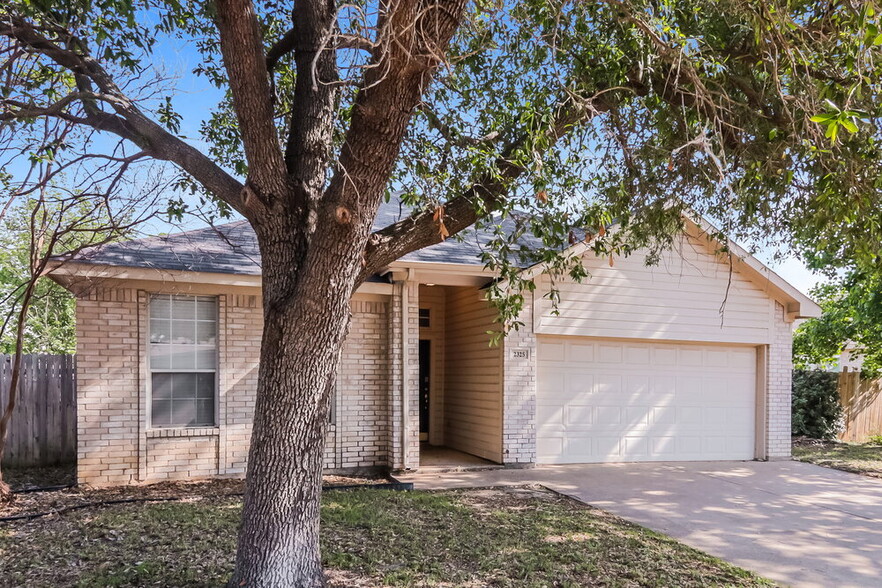 Building Photo - 2325 Wildwood Ln
