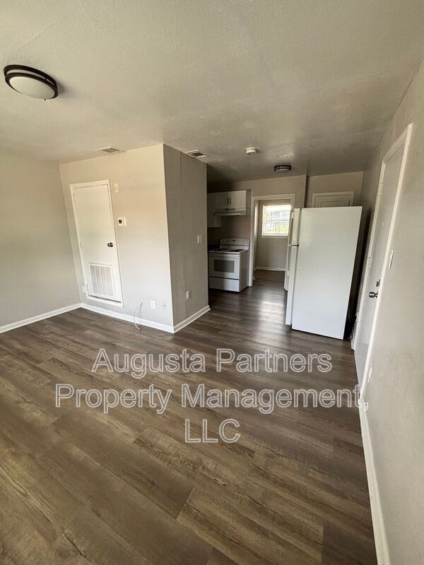 Building Photo - 112 3rd St