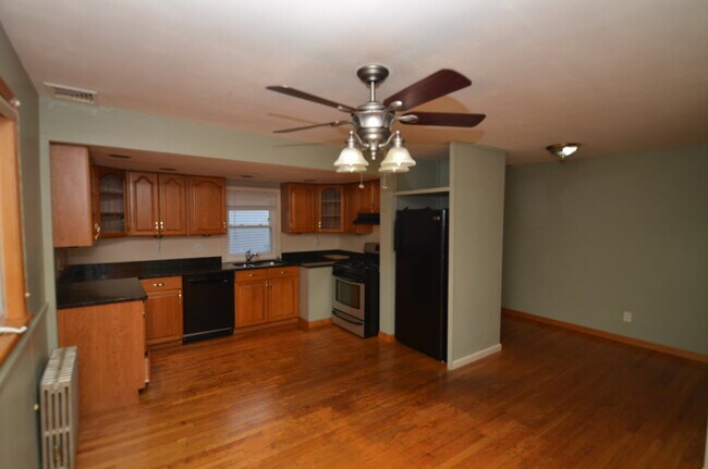 Building Photo - 146 Melrose St