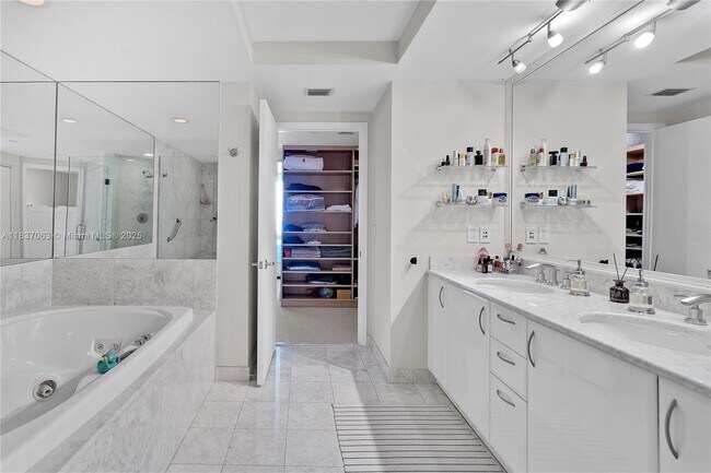 Building Photo - 1331 Brickell Bay Dr