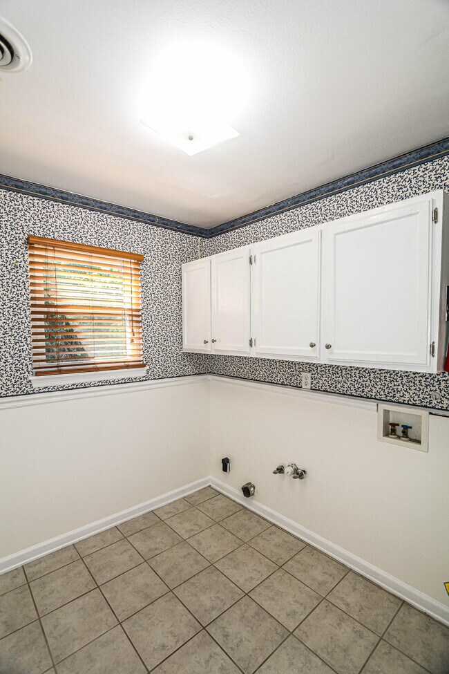 Building Photo - 3932 Creekwood Ln