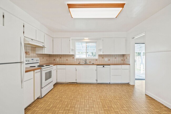 Building Photo - 330 E Jersey St