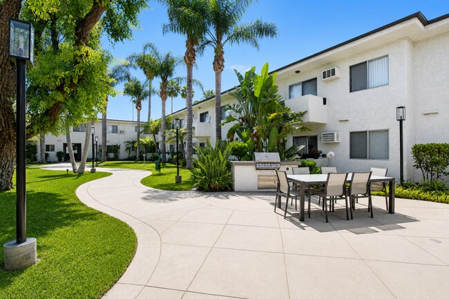 Building Photo - 5931 Reseda Blvd