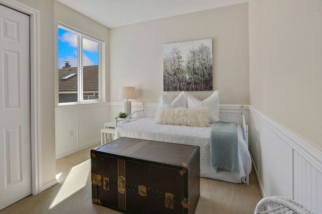 Building Photo - Spectacular Water Front Home With a Short Term  Lease to Start!