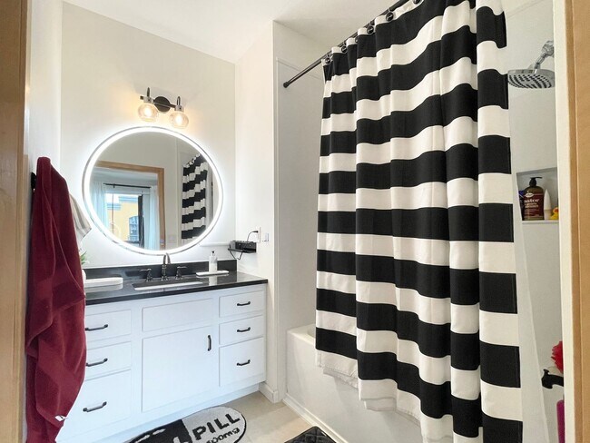 Building Photo - Luxury Condo Living in the Heart of Excelsior & Grand -Available NOW!