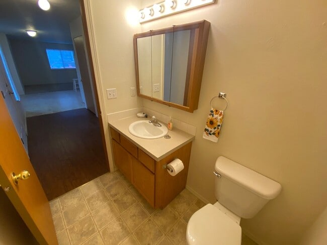 Building Photo - Don't miss this 4 Bedroom 1 1/2 Bath Northside Condo