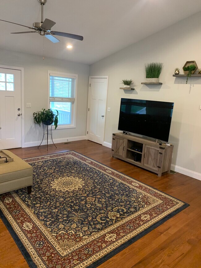 Building Photo - 207 Riverside View Dr