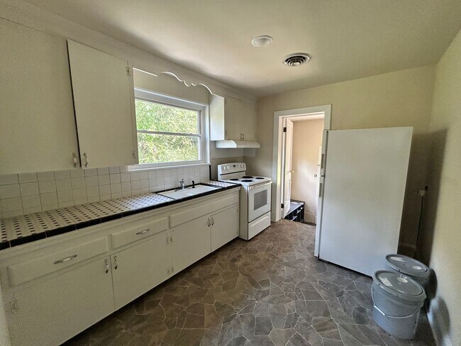 Building Photo - 1815 Powell Rd