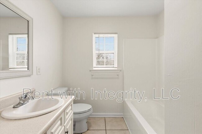 Building Photo - 735 Putnam Dr