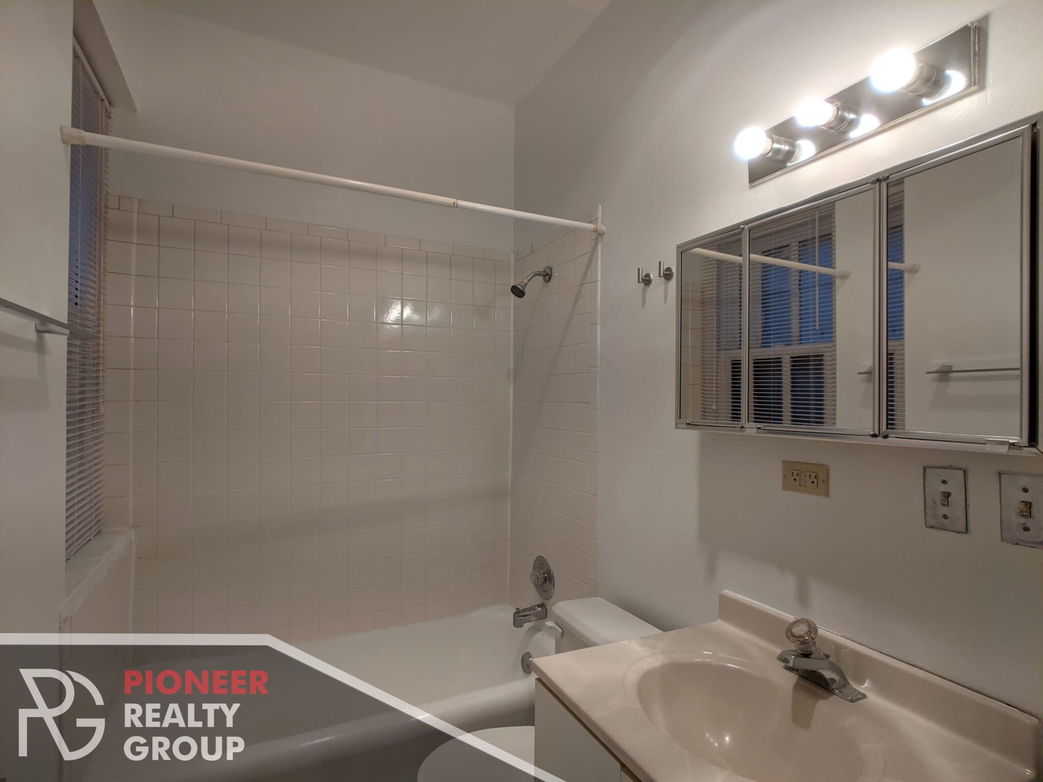 Building Photo - 634 W Barry Ave