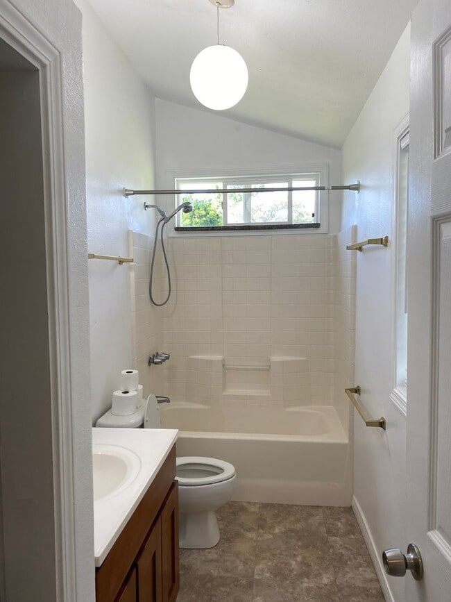 Building Photo - Charming 3BR/1BA Home minutes from Hilo on...