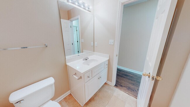 Building Photo - 101 Queens Ct