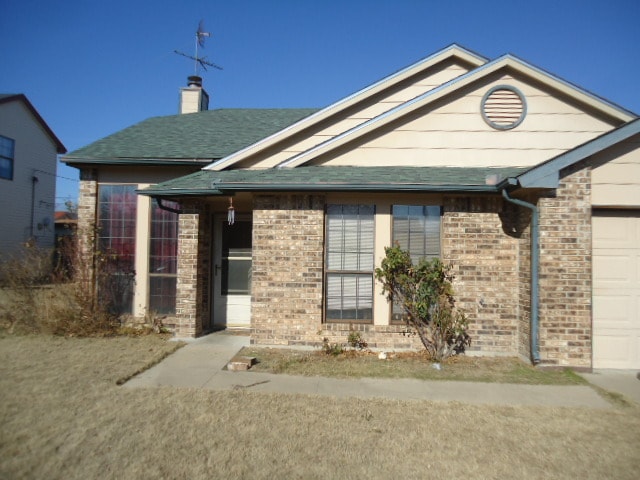 Building Photo - 2403 Hemlock Dr