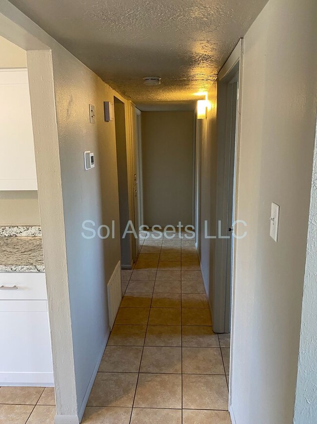 Building Photo - 3 Bed, 1 Bath Family Home Near UNM and the...