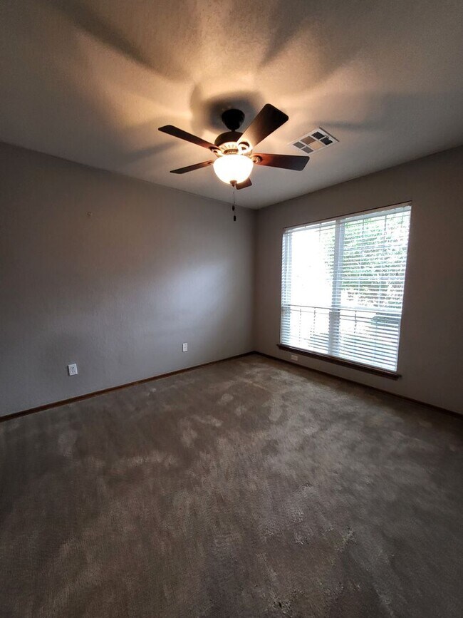Building Photo - (3) Bed/(2) Bath + Study/Office in NW Norman! Storm Shelter! Neighborhood Pool!